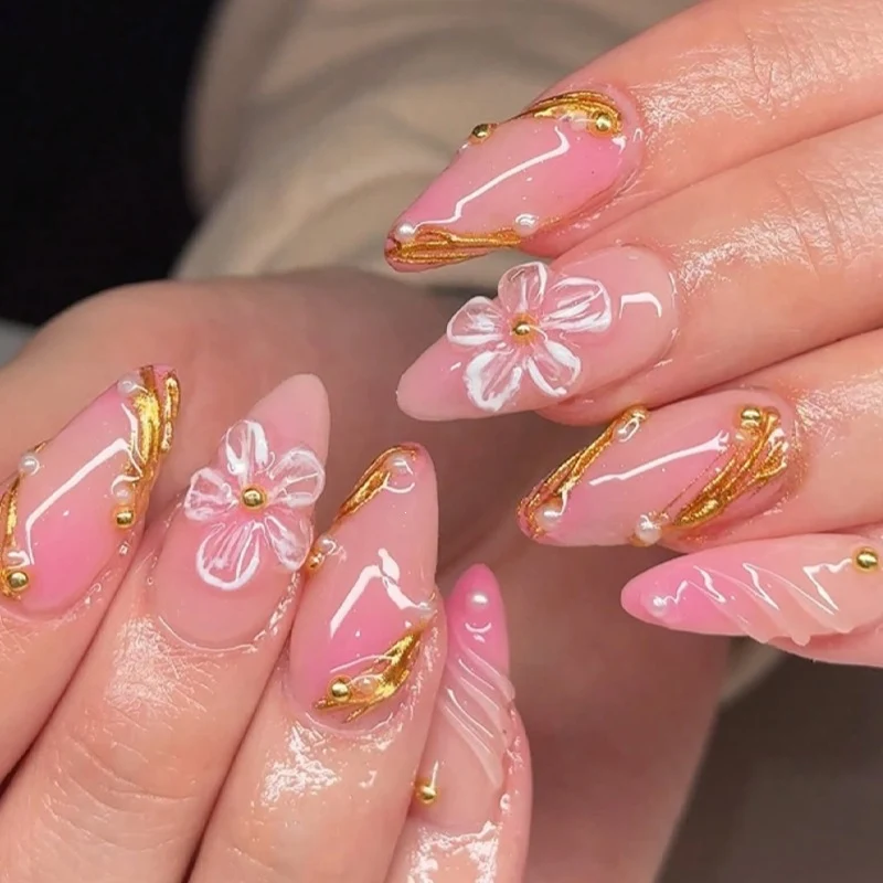 Kunstnagel-Set mit floralen Mustern und glamourösen Akzenten Karnz