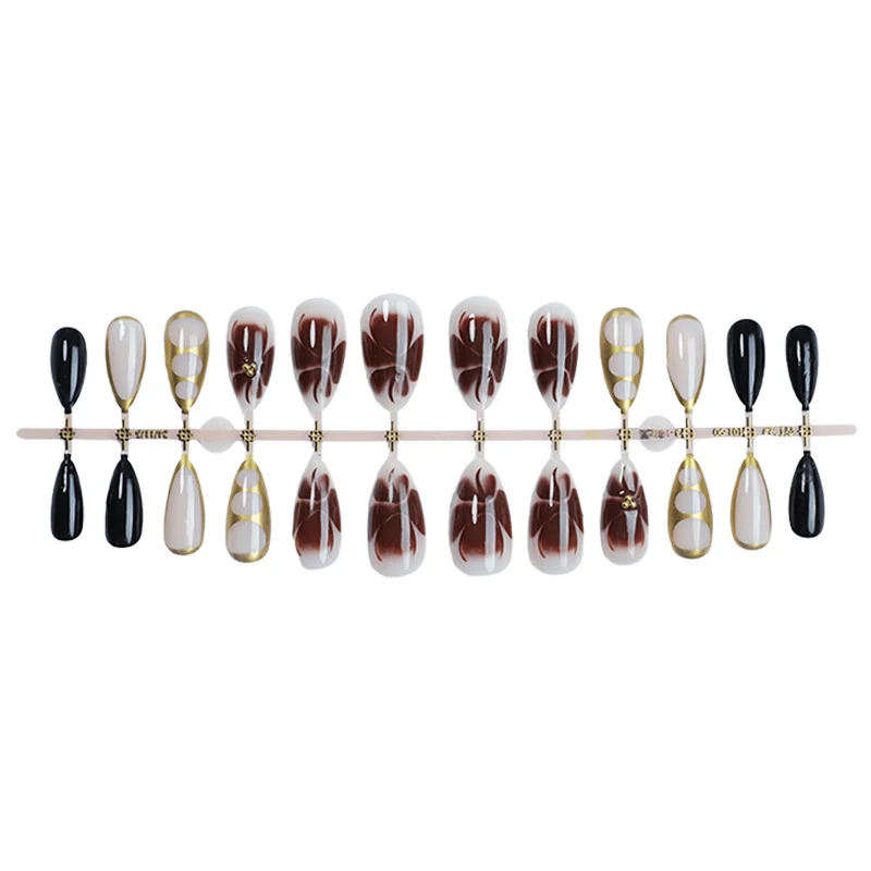 Kunstnagel-Set mit eleganten Mustern und Glitzerakzenten Karnz