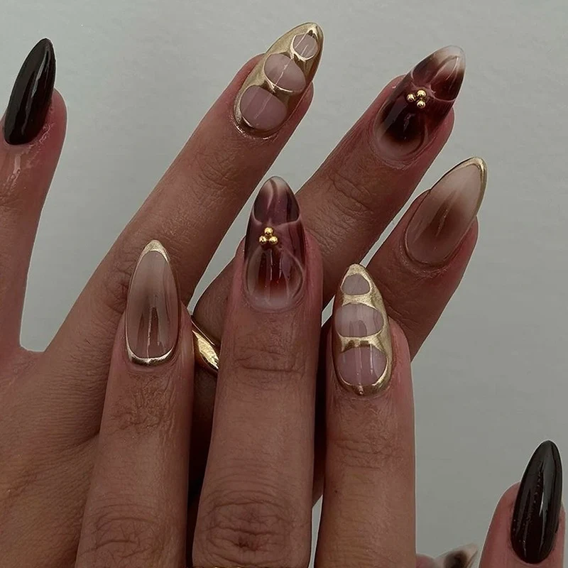 Kunstnagel-Set mit eleganten Mustern und Glitzerakzenten Karnz