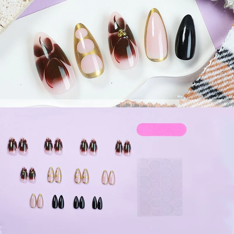 Kunstnagel-Set mit eleganten Mustern und Glitzerakzenten Karnz