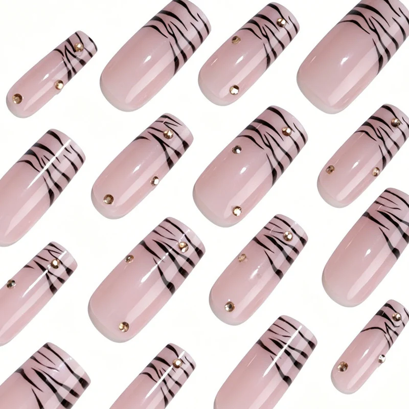Kunstnagel-Set mit eleganten Linien und Glitzerakzenten Karnz