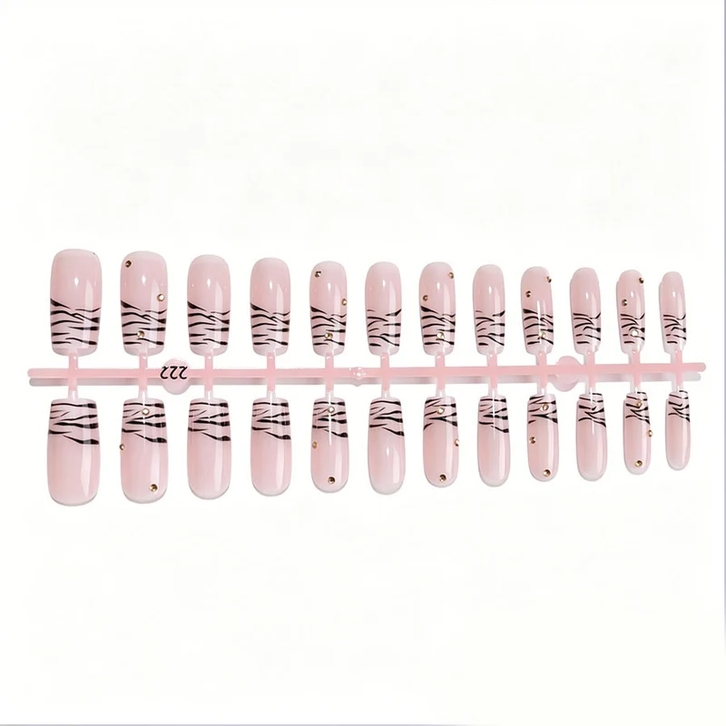 Kunstnagel-Set mit eleganten Linien und Glitzerakzenten Karnz