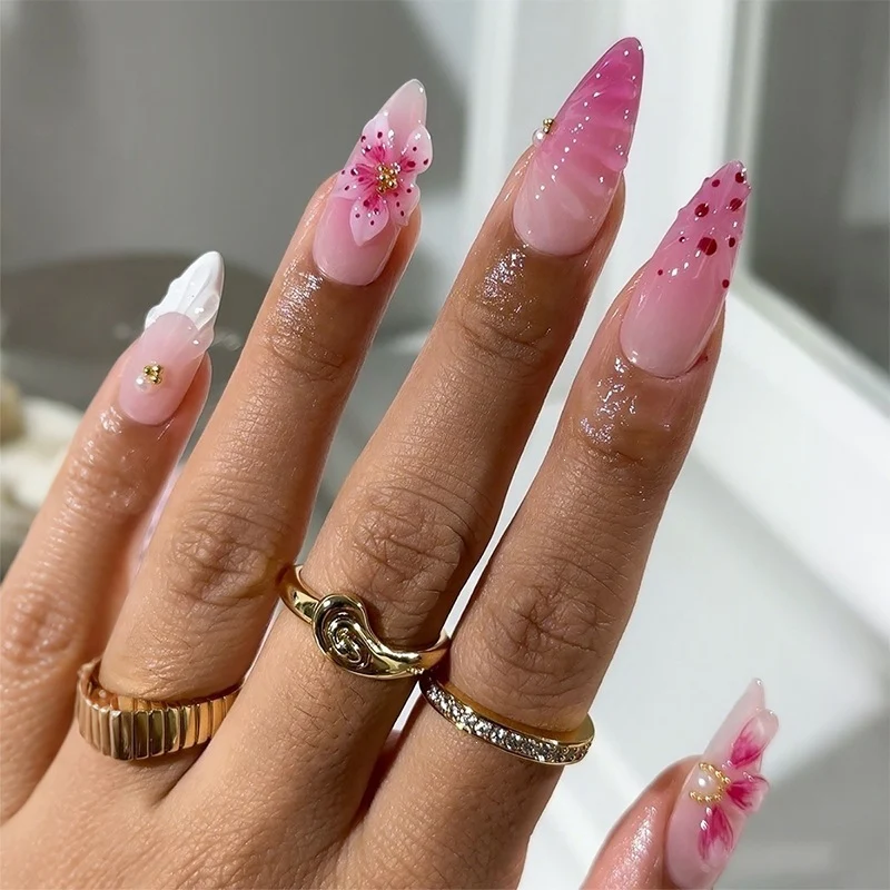 Kunstnägel mit floralen Verzierungen Karnz